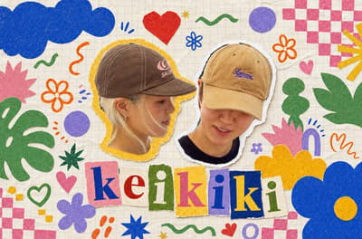 알록달록한 꽃무늬 배경 위 KEIKIKI를 만드는 두 사람의 일러스트