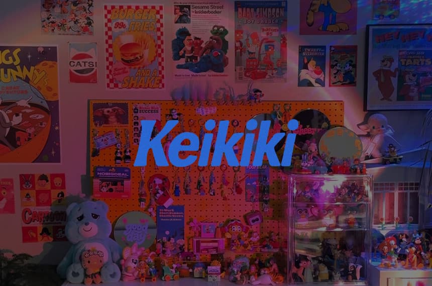 빈티지 토이가 가득한 벽 앞의 KEIKIKI 로고